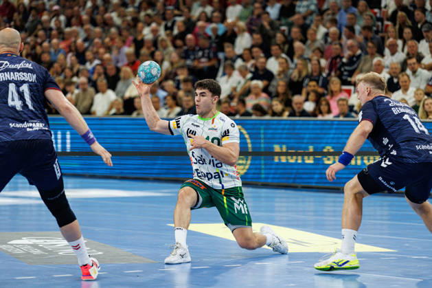 Opel HBL: SG Flensburg-Handewitt vs FRISCH AUF! Göppingen; 03.10.26 Elias Newel (Nr.40, Frisch auf Göppingen) im Angriff Opel HBL: SG Flensburg-Handewitt vs FRISCH AUF! Göppingen, GGW Arena am 03.10.26 Copyright: xBEAUTIFULxSPORTS MarioxM.xKobergx