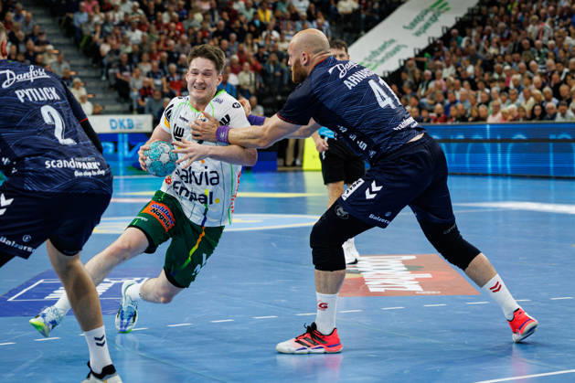 Opel HBL: SG Flensburg-Handewitt vs FRISCH AUF! Göppingen; 03.10.26 Oskar Neudeck (Nr.02, Frisch auf Göppingen) gegen Arnar Freyr Arnarsson (Nr.41, SG Flensburg-Handewitt) Opel HBL: SG Flensburg-Handewitt vs FRISCH AUF! Göppingen, GGW Arena am 03.10.26 Copyright: xBEAUTIFULxSPORTS MarioxM.xKobergx