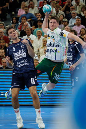 Opel HBL: SG Flensburg-Handewitt vs FRISCH AUF! Göppingen; 03.10.26 Oskar Neudeck (Nr.02, Frisch auf Göppingen) gegen Niclas Kirkelokke (Nr.05, SG Flensburg-Handewitt) Opel HBL: SG Flensburg-Handewitt vs FRISCH AUF! Göppingen, GGW Arena am 03.10.26 Copyright: xBEAUTIFULxSPORTS MarioxM.xKobergx