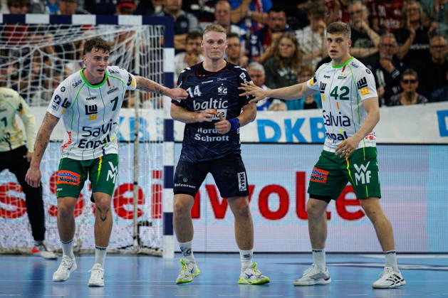 Opel HBL: SG Flensburg-Handewitt vs FRISCH AUF! Göppingen; 03.10.26 Kampf am Kreis Victor Klöve (Nr.07, Frisch auf Göppingen), Emil Siersbaek Bergholt (Nr.14, SG Flensburg-Handewitt), Martin Hanne (Nr.42, Frisch auf Göppingen) Opel HBL: SG Flensburg-Handewitt vs FRISCH AUF! Göppingen, GGW Arena am 03.10.26 Copyright: xBEAUTIFULxSPORTS MarioxM.xKobergx