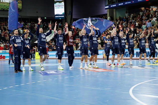 Opel HBL: SG Flensburg-Handewitt vs FRISCH AUF! Göppingen; 03.10.26 Jubel nach Sieg Team SG Flensburg-Handewitt Opel HBL: SG Flensburg-Handewitt vs FRISCH AUF! Göppingen, GGW Arena am 03.10.26 Copyright: xBEAUTIFULxSPORTS MarioxM.xKobergx