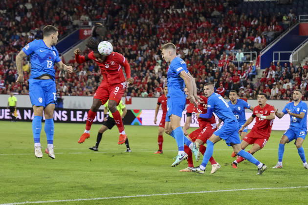 Johan Manzambi (Schweiz, 09) beim Kopfball , Schweiz, UEFA , Nations League, Matchday 3, Schweiz vs. Slowenien, 03.10.2026, Luzern Swissporarena Schweiz Copyright: xGrantxHubbsx