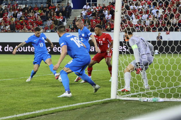 1:1 Eigentor Slowenien durch Erik Janza (Slowenien, 13) , Schweiz, UEFA , Nations League, Matchday 3, Schweiz vs. Slowenien, 03.10.2026, Luzern Swissporarena Schweiz Copyright: xGrantxHubbsx