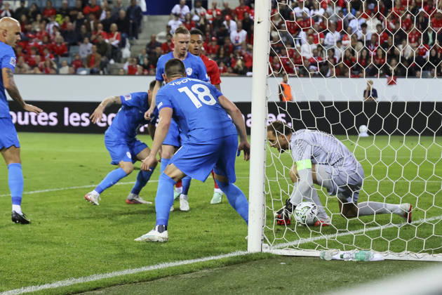 1:1 Eigentor Slowenien durch Erik Janza (Slowenien, 13) , Schweiz, UEFA , Nations League, Matchday 3, Schweiz vs. Slowenien, 03.10.2026, Luzern Swissporarena Schweiz Copyright: xGrantxHubbsx