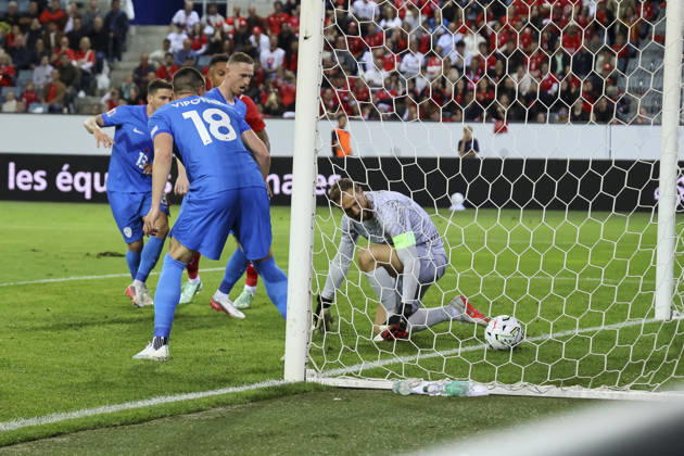 1:1 Eigentor Slowenien durch Erik Janza (Slowenien, 13) , Schweiz, UEFA , Nations League, Matchday 3, Schweiz vs. Slowenien, 03.10.2026, Luzern Swissporarena Schweiz Copyright: xGrantxHubbsx