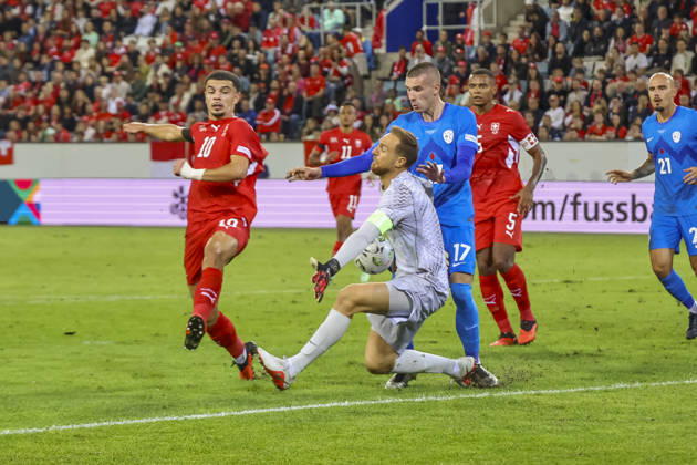Zeki Amdouni (Schweiz, 10), Jan Oblak (Slowenien, 01) und David Zec (Slowenien, 17) im Kampf um den Ball , Schweiz, UEFA , Nations League, Matchday 3, Schweiz vs. Slowenien, 03.10.2026, Luzern Swissporarena Schweiz Copyright: xGrantxHubbsx