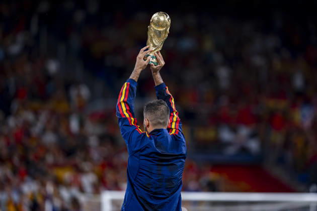 Spain v Czechia - UEFA Nations League 2026 27 Group A3 MD3 OVIEDO, SPAIN - OCTOBER 3: Rodri of Spain lifts the FIFA World Cup, WM, Weltmeisterschaft, Fussball trophy in the stadium before the UEFA Nations League 2026 27 group phase match between Spain and Czechia at Estadio Carlos Tartiere on October 3, 2026 in Oviedo, Spain. Oviedo Estadio Carlos Tartiere Oviedo Spain Copyright: xAlbertoxGardinx AGardin_20261003_Foot_Spa_Cze_0179