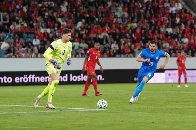Luzern, Switzerland - October 03: Zan Vipotnik (18 SLO) against Goalkeeper Gregor Kobel (1 SUI) during the UEFA Nations League match between Switzerland and Slovenia at thermoplan arena on October 03, 2026 in Luzern, Switzerland. Copyright: xKjetilxWaberx xSPPx Sportspressphoto_SPR244755