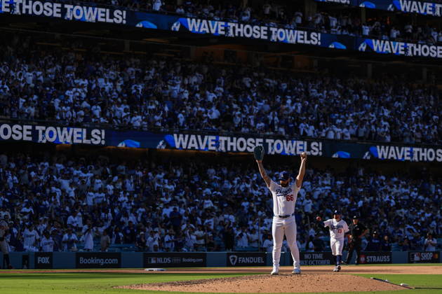 MLB, Baseball Herren, USA National League Division Series - Dodgers vs Braves Game 1 Los Angeles Dodgers pitcher Tanner Scott prepares to pitch during the ninth inning in Game 1 of the National League Division Series between the Atlanta Braves and the Los Angeles Dodgers at UNIQLO Field at Dodger Stadium in Los Angeles, California, USA, 03 October 2026. LOS ANGELES CALIFORNIA UNITED STATES  Copyright: xCHRISxTORRESx