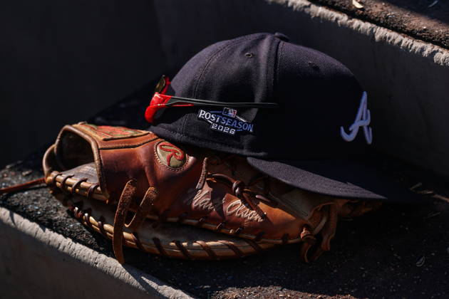 MLB, Baseball Herren, USA National League Division Series - Dodgers vs Braves Game 1 Atlanta Braves first baseman Matt Olson (not pictured) lays his hat and glove on the dugout steps during the ninth inning in Game 1 of the National League Division Series between the Atlanta Braves and the Los Angeles Dodgers at UNIQLO Field at Dodger Stadium in Los Angeles, California, USA, 03 October 2026. LOS ANGELES CALIFORNIA UNITED STATES  Copyright: xCHRISxTORRESx