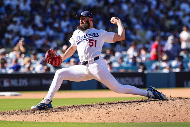 MLB, Baseball Herren, USA National League Division Series - Dodgers vs Braves Game 1 Los Angeles Dodgers pitcher Alex Vesia throws a pitch during the eighth inning in Game 1 of the National League Division Series between the Atlanta Braves and the Los Angeles Dodgers at UNIQLO Field at Dodger Stadium in Los Angeles, California, USA, 03 October 2026. LOS ANGELES CALIFORNIA UNITED STATES  Copyright: xCHRISxTORRESx