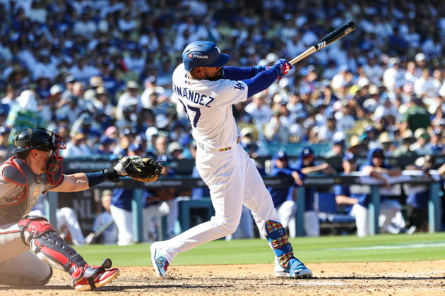 MLB, Baseball Herren, USA National League Division Series - Dodgers vs Braves Game 1 Los Angeles Dodgers outfielder Teoscar Hernandez hits the ball during the sixth inning in Game 1 of the National League Division Series between the Atlanta Braves and the Los Angeles Dodgers at UNIQLO Field at Dodger Stadium in Los Angeles, California, USA, 03 October 2026. LOS ANGELES CALIFORNIA UNITED STATES  Copyright: xCHRISxTORRESx