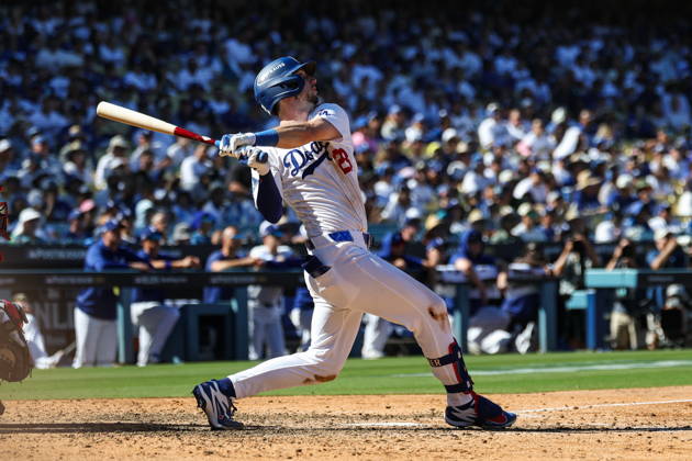 MLB, Baseball Herren, USA National League Division Series - Dodgers vs Braves Game 1 Los Angeles Dodgers outfielder Kyle Tucker hits a home run during the sixth inning in Game 1 of the National League Division Series between the Atlanta Braves and the Los Angeles Dodgers at UNIQLO Field at Dodger Stadium in Los Angeles, California, USA, 03 October 2026. LOS ANGELES CALIFORNIA UNITED STATES  Copyright: xCHRISxTORRESx