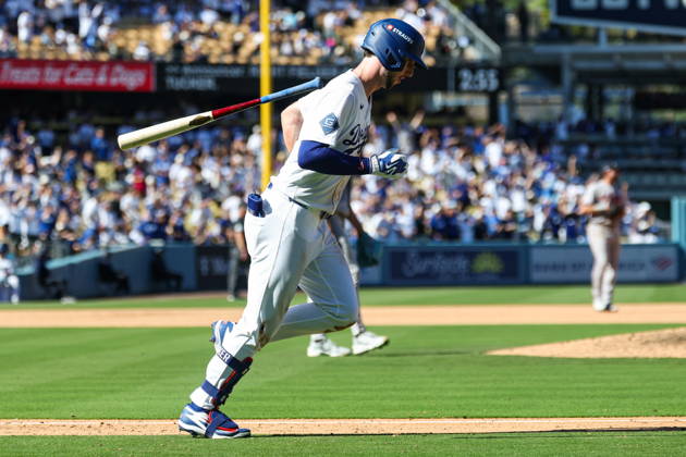 MLB, Baseball Herren, USA National League Division Series - Dodgers vs Braves Game 1 Los Angeles Dodgers outfielder Kyle Tucker bat flips after hitting a home run during the sixth inning in Game 1 of the National League Division Series between the Atlanta Braves and the Los Angeles Dodgers at UNIQLO Field at Dodger Stadium in Los Angeles, California, USA, 03 October 2026. LOS ANGELES CALIFORNIA UNITED STATES  Copyright: xCHRISxTORRESx