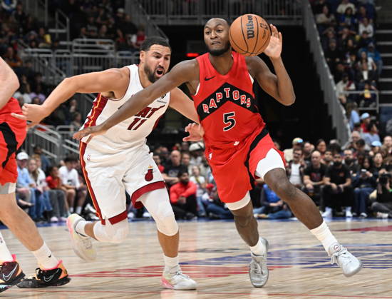 October 3, 2026, Quebec, On, Canada: Toronto Raptors Immanuel Quickley drives past Miami Heat s Klay Thompson during NBA, Basketball Herren, USA preseason basketball action in Quebec City, Saturday, Oct. 3, 2026. Canada News - October 3, 2026  - ZUMAc35_ 20261003_zaf_c35_125 Copyright: xJacquesxBoissinotx