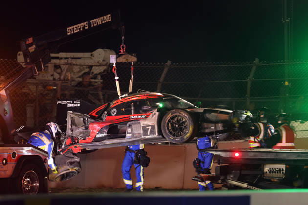 Der nach an einem Unfall schwer beschädigte Porsche 963 7 Felipe Nasr , Laurin Heinrich , Julien Andlauer am Abschlepphacken,, IMSA Rennserie, 29. Motul Petit le Mans Rennen, Road Atlanta, Georgia, USA, 03.10.2026, Unfall, Ausfall, Porsche Penske Motorsport