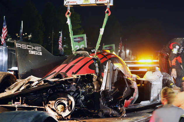 Der nach an einem Unfall schwer beschädigte Porsche 963 7 Felipe Nasr , Laurin Heinrich , Julien Andlauer auf dem Abschleppwagen vor dem Porsche Penske Zelt,, IMSA Rennserie, 29. Motul Petit le Mans Rennen, Road Atlanta, Georgia, USA, 03.10.2026, Ausfall,