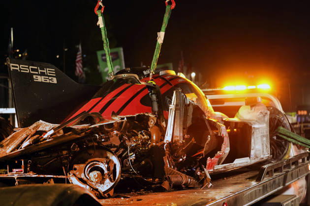 Der nach an einem Unfall schwer beschädigte Porsche 963 7 Felipe Nasr , Laurin Heinrich , Julien Andlauer auf dem Abschleppwagen vor dem Porsche Penske Zelt,, IMSA Rennserie, 29. Motul Petit le Mans Rennen, Road Atlanta, Georgia, USA, 03.10.2026, Ausfall,