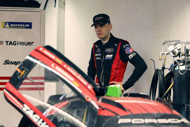 Ein frustrierter Laurin Heinrich (GER) hinter dem schwer beschädigten Porsche 963 7 in der Porsche Penske Zelt, IMSA Rennserie, 29. Motul Petit le Mans Rennen, Road Atlanta, Georgia, USA, 03.10.2026, Unfall, Ausfall