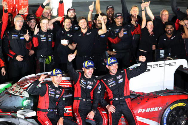 Rennsieger Matt Cambell (AUS), Laurens Vanthoor (BEL), Kevin Estre (FRA) mit Teammitgliedern und dem Porsche 963 6 Siegerehrung, IMSA Rennserie, 29. Motul Petit le Mans Rennen, Road Atlanta, Georgia, USA, 03.10.2026, 10 Stunden Rennen