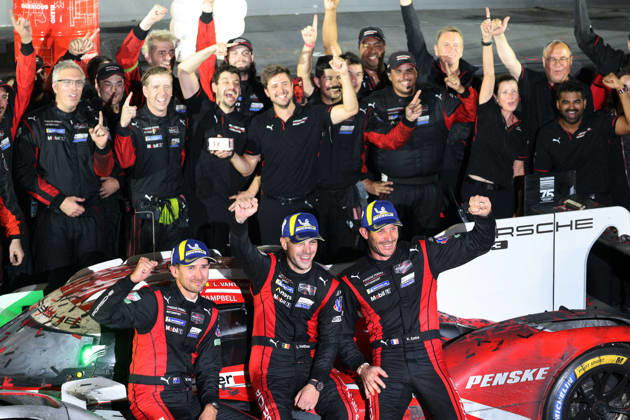 Rennsieger Matt Cambell (AUS), Laurens Vanthoor (BEL), Kevin Estre (FRA) mit Teammitgliedern und dem Porsche 963 6 Siegerehrung, IMSA Rennserie, 29. Motul Petit le Mans Rennen, Road Atlanta, Georgia, USA, 03.10.2026, 10 Stunden Rennen