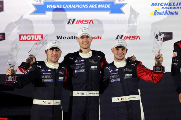 Robin Frjins (NED), Sheldon van der Linde (RSA), Dries Vanthoor (BEL) BMW M Hybrid V8 24 als zweiter mit Pokalen auf dem Podium, Siegerehrung, IMSA Rennserie, 29. Motul Petit le Mans Rennen, Road Atlanta, Georgia, USA, 03.10.2026, 10 Stunden Rennen