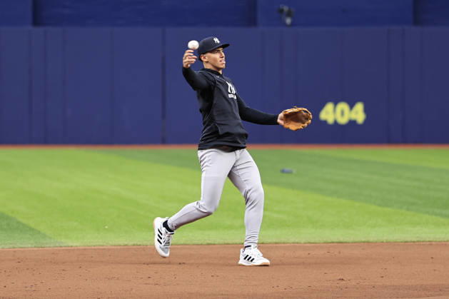 October 3, 2026, St. Petersburg, Florida, USA: New York Yankees shortstop George Lombard Jr. (96) throws to first base during pregame warmups prior to game one of the ALDS for the 2026 MLB, Baseball Herren, USA Playoffs against the Tampa Bay Rays on October 3, 2026 at Tropicana Field. The Rays beat the Yankees 1-0. St. Petersburg USA - ZUMAh180 20261003_zsp_h180_013 Copyright: xKimxHukarix
