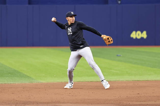 October 3, 2026, St. Petersburg, Florida, USA: New York Yankees shortstop George Lombard Jr. (96) throws to first base during pregame warmups prior to game one of the ALDS for the 2026 MLB, Baseball Herren, USA Playoffs against the Tampa Bay Rays on October 3, 2026 at Tropicana Field. The Rays beat the Yankees 1-0. St. Petersburg USA - ZUMAh180 20261003_zsp_h180_004 Copyright: xKimxHukarix