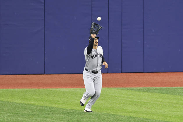 October 3, 2026, St. Petersburg, Florida, USA: New York Yankees center fielder Trent Grisham (12) catches a fly ball off the bat of Tampa Bay Rays first baseman Jonathan Aranda (8) during the first inning of game one of the ALDS for the 2026 MLB, Baseball Herren, USA Playoffs on October 3, 2026 at Tropicana Field. The Rays beat the Yankees 1-0. St. Petersburg USA - ZUMAh180 20261003_zsp_h180_062 Copyright: xKimxHukarix