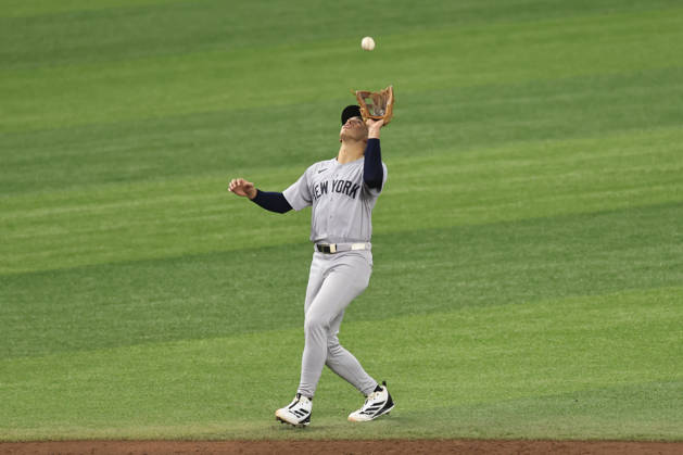 October 3, 2026, St. Petersburg, Florida, USA: New York Yankees shortstop George Lombard Jr. (96) catches a pop up off the bat of Tampa Bay Rays third baseman Junior Caminero (13) in the third inning of game one of the ALDS for the 2026 MLB, Baseball Herren, USA Playoffs on October 3, 2026 at Tropicana Field. The Rays beat the Yankees 1-0. St. Petersburg USA - ZUMAh180 20261003_zsp_h180_065 Copyright: xKimxHukarix