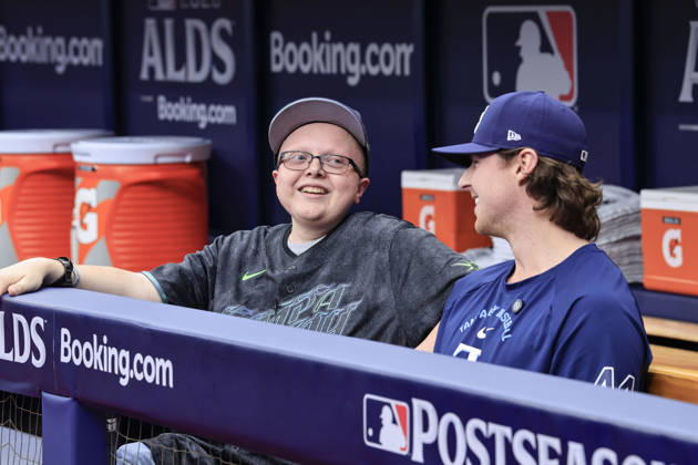October 3, 2026, St. Petersburg, Florida, USA: Tampa Bay Rays pitcher Ryan Pepiot (44) spends time with special guest Jayson Gerkin prior to game one of the ALDS for the 2026 MLB, Baseball Herren, USA Playoffs on October 3, 2026 at Tropicana Field. The Rays beat the Yankees 1-0. St. Petersburg USA - ZUMAh180 20261003_zsp_h180_066 Copyright: xKimxHukarix