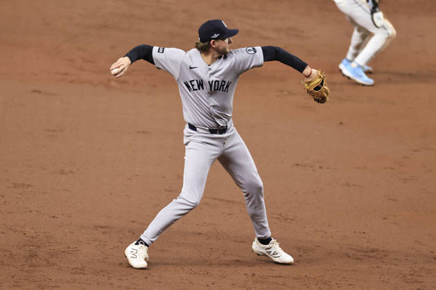 October 3, 2026, St. Petersburg, Florida, USA: New York Yankees third baseman Ryan McMahon (19) fields a ball off the bat of Tampa Bay Rays shortstop Taylor Walls (6) and throws him out at first base during the second inning of game one of the ALDS for the 2026 MLB, Baseball Herren, USA Playoffs on October 3, 2026 at Tropicana Field. The Rays beat the Yankees 1-0. St. Petersburg USA - ZUMAh180 20261003_zsp_h180_053 Copyright: xKimxHukarix