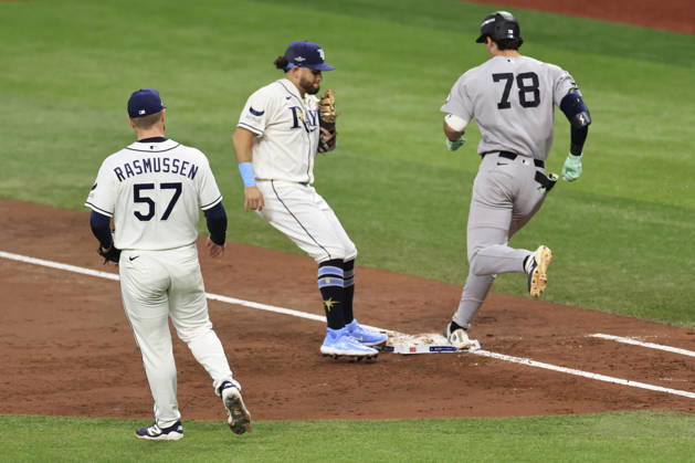 October 3, 2026, St. Petersburg, Florida, USA: Tampa Bay Rays first baseman Jonathan Aranda (8) gets the unassisted out on New York Yankees right fielder Spencer Jones (78) during the second inning of game one of the ALDS for the 2026 MLB, Baseball Herren, USA Playoffs on October 3, 2026 at Tropicana Field. The Rays beat the Yankees 1-0. St. Petersburg USA - ZUMAh180 20261003_zsp_h180_054 Copyright: xKimxHukarix