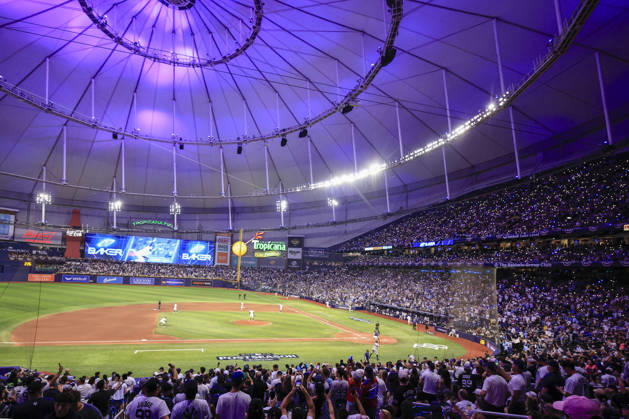 October 3, 2026, St. Petersburg, Florida, USA: Tampa Bay Rays fans get on their feet as closing pitcher Bryan Baker (47) comes to the mound in the top of the ninth inning of game one of the ALDS for the 2026 MLB, Baseball Herren, USA Playoffs against the New York Yankees on October 3, 2026 at Tropicana Field. The Rays beat the Yankees 1-0. St. Petersburg USA - ZUMAh180 20261003_zsp_h180_104 Copyright: xKimxHukarix