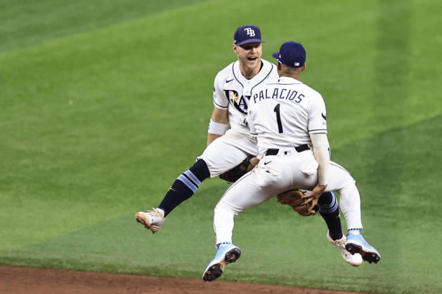 October 3, 2026, St. Petersburg, Florida, USA: Tampa Bay Rays infielders Taylor Walls (6) and Richie Palacious (1) celebrate the win after game one of the ALDS for the 2026 MLB, Baseball Herren, USA Playoffs against the New York Yankees on October 3, 2026 at Tropicana Field. The Rays beat the Yankees 1-0. St. Petersburg USA - ZUMAh180 20261003_zsp_h180_105 Copyright: xKimxHukarix
