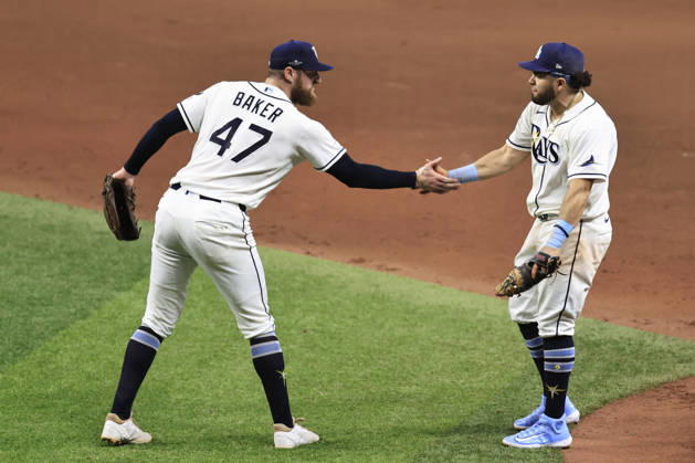 October 3, 2026, St. Petersburg, Florida, USA: Tampa Bay Rays pitcher Bryan Baker (47) shakes hands with first baseman Jonathan Aranda (8) to celebrate the win after game one of the ALDS for the 2026 MLB, Baseball Herren, USA Playoffs against the New York Yankees on October 3, 2026 at Tropicana Field. The Rays beat the Yankees 1-0. St. Petersburg USA - ZUMAh180 20261003_zsp_h180_102 Copyright: xKimxHukarix