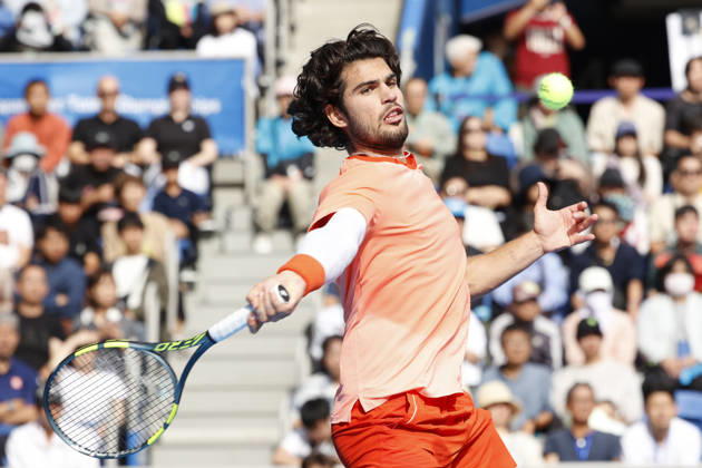 October 4, 2026, Tokyo, Japan: Carlos Alcaraz (Spain) returns a shot against Denis Shapovalov (Canada) during their quarterfinal match at the Kinoshita Group Japan Open Tennis Championships at Ariake Colosseum in Tokyo. Shapovalov suffered an injury, forcing him to retire early in the second set. The tournament runs from September 29 to October 6. Alcaraz won 7-6(3), 2-1 Tokyo Japan - ZUMAm191 20261004_aap_m191_088 Copyright: xRodrigoxReyesxMarinx