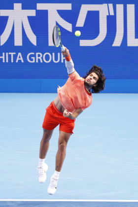 October 4, 2026, Tokyo, Japan: Carlos Alcaraz (Spain) serves against Denis Shapovalov (Canada) during their quarterfinal match at the Kinoshita Group Japan Open Tennis Championships at Ariake Colosseum in Tokyo. Shapovalov suffered an injury, forcing him to retire early in the second set. The tournament runs from September 29 to October 6. Alcaraz won 7-6(3), 2-1 Tokyo Japan - ZUMAm191 20261004_aap_m191_081 Copyright: xRodrigoxReyesxMarinx