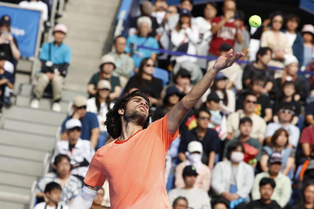 October 4, 2026, Tokyo, Japan: Carlos Alcaraz (Spain) serves against Denis Shapovalov (Canada) during their quarterfinal match at the Kinoshita Group Japan Open Tennis Championships at Ariake Colosseum in Tokyo. Shapovalov suffered an injury, forcing him to retire early in the second set. The tournament runs from September 29 to October 6. Alcaraz won 7-6(3), 2-1 Tokyo Japan - ZUMAm191 20261004_aap_m191_074 Copyright: xRodrigoxReyesxMarinx