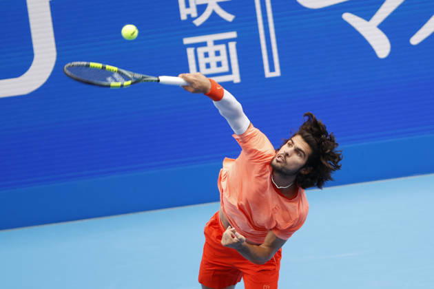 October 4, 2026, Tokyo, Japan: Carlos Alcaraz (Spain) serves against Denis Shapovalov (Canada) during their quarterfinal match at the Kinoshita Group Japan Open Tennis Championships at Ariake Colosseum in Tokyo. Shapovalov suffered an injury, forcing him to retire early in the second set. The tournament runs from September 29 to October 6. Alcaraz won 7-6(3), 2-1 Tokyo Japan - ZUMAm191 20261004_aap_m191_077 Copyright: xRodrigoxReyesxMarinx