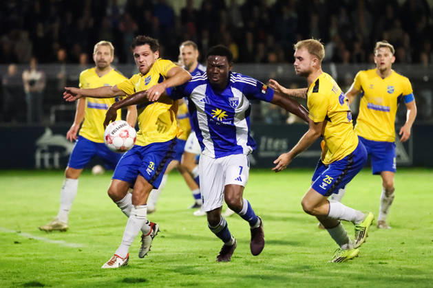 03.10.2026, Fussball, Herren, Regionalliga Nord, 12. Spieltag, BSV Kickers Emden - SV Todesfelde Ayukayoh Mengot (weiß 7 BSV Kickers Emden) im Zweikampf mit Mirko Boland (31 SV Todesfelde) und Tyler Körting (25 SV Todesfelde)
