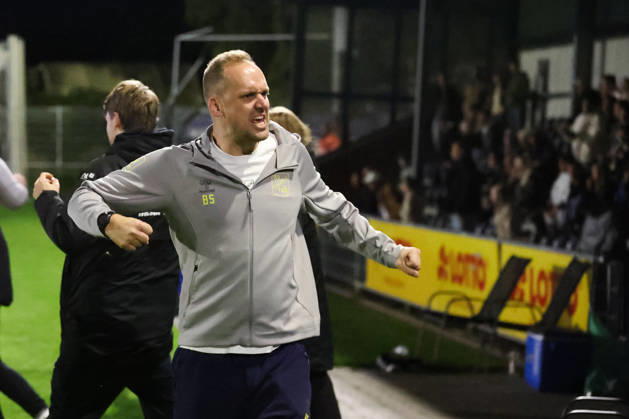 03.10.2026, Fussball, Herren, Regionalliga Nord, 12. Spieltag, BSV Kickers Emden - SV Todesfelde Trainer Björn Sörensen (SV Todesfelde) feiert den Auswärtssieg
