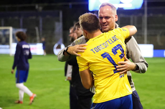 03.10.2026, Fussball, Herren, Regionalliga Nord, 12. Spieltag, BSV Kickers Emden - SV Todesfelde Trainer Björn Sörensen (SV Todesfelde) feiert den Auswärtssieg mit Christian Rave (13 SV Todesfelde)