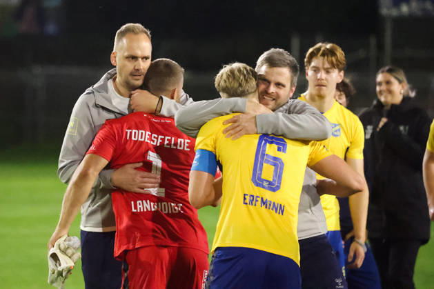 03.10.2026, Fussball, Herren, Regionalliga Nord, 12. Spieltag, BSV Kickers Emden - SV Todesfelde Trainer Björn Sörensen (SV Todesfelde) feiert den Auswärtssieg mit Torwart Fabian Landvoigt (01 SV Todesfelde)