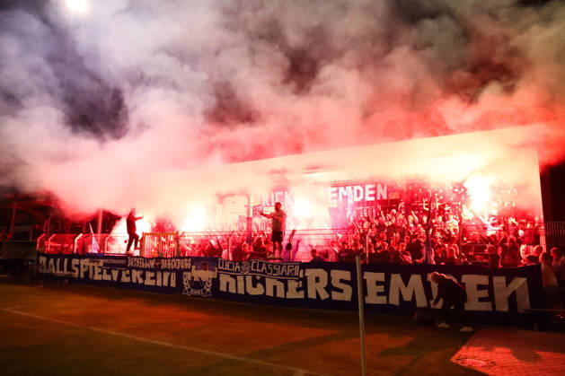 03.10.2026, Fussball, Herren, Regionalliga Nord, 12. Spieltag, BSV Kickers Emden - SV Todesfelde Pyrotechnik im Stadion in Emden vom Fanblock Block 5