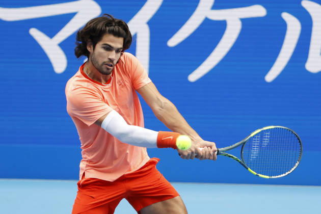 October 4, 2026, Tokyo, Japan: Carlos Alcaraz (Spain) returns a shot against Denis Shapovalov (Canada) during their quarterfinal match at the Kinoshita Group Japan Open Tennis Championships at Ariake Colosseum in Tokyo. Shapovalov suffered an injury, forcing him to retire early in the second set. The tournament runs from September 29 to October 6. Alcaraz won 7-6(3), 2-1 Tokyo Japan - ZUMAm191 20261004_aap_m191_059 Copyright: xRodrigoxReyesxMarinx