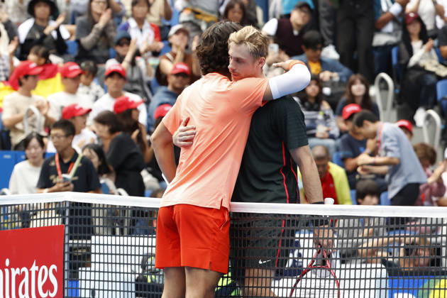 October 4, 2026, Tokyo, Japan: Carlos Alcaraz (Spain), left, hugs Denis Shapovalov (Canada) at the net after Shapovalov was forced to retire due to an injury during their quarterfinal match at the Kinoshita Group Japan Open Tennis Championships at Ariake Colosseum in Tokyo. Alcaraz won 7-6(3), 2-1 Tokyo Japan - ZUMAm191 20261004_aap_m191_092 Copyright: xRodrigoxReyesxMarinx
