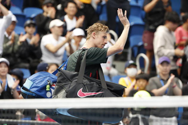 October 4, 2026, Tokyo, Japan: Denis Shapovalov (Canada) waves to the crowd as he exits the court after retiring due to injury during his quarterfinal match against Carlos Alcaraz (Spain) at the Kinoshita Group Japan Open Tennis Championships at Ariake Colosseum in Tokyo. The tournament runs from September 29 to October 6. Carlos Alcaraz won 7-6(3), 2-1 Tokyo Japan - ZUMAm191 20261004_aap_m191_094 Copyright: xRodrigoxReyesxMarinx