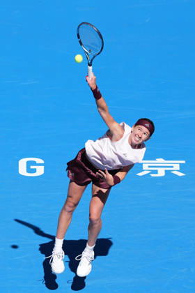 (261004) -- BEIJING, Oct. 4, 2026 -- Nikola Bartunkova serves during the women s singles third round match between Aryna Sabalenka of Belarus and Nikola Bartunkova of the Czech Republic at 2026 China Open tennis tournament in Beijing, China, Oct. 4, 2026. ) (SP)CHINA-BEIJING-TENNIS-CHINA OPEN-WOMEN S SINGLES(CN) JuxHuanzong 