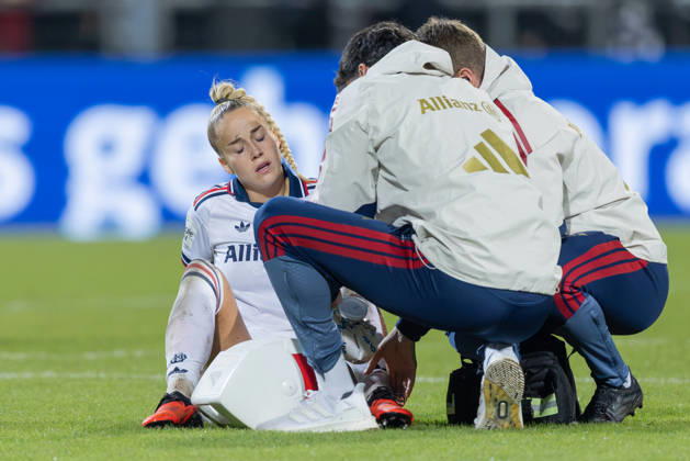 Eintracht Frankfurt - FC Bayern München, Google Pixel Frauen-Bundesliga Verletzung bei Giulia Gwinn (FC Bayern München, 7). Spiel des Google Pixel Frauen-Bundesliga zwischen Eintracht Frankfurt und dem FC Bayern München am 3. Oktober 2026 im Stadion am Brentanobad in Frankfurt am Main., Frankfurt am Main Hessen Deutschland Stadion am Brentanobad